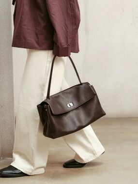 Classic Women’s Shoulder Bag in Dark Brown